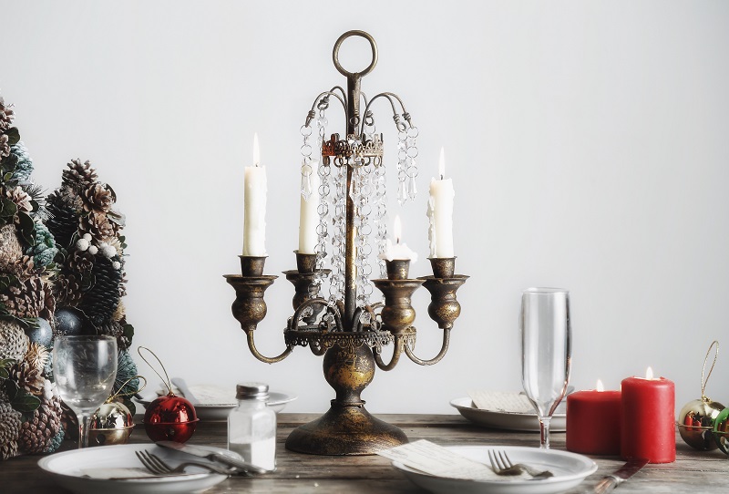 蠟燭+燭臺搭配用以起到裝飾的作用 蠟燭+燭臺搭配用以起到裝飾的作用