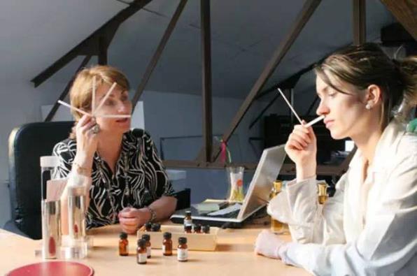 調(diào)香技術(shù)概述：辨香、仿香、創(chuàng)香、評(píng)香