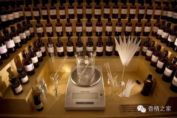 調(diào)香師工作臺(tái)的秘密 調(diào)香師工作臺(tái)的秘密