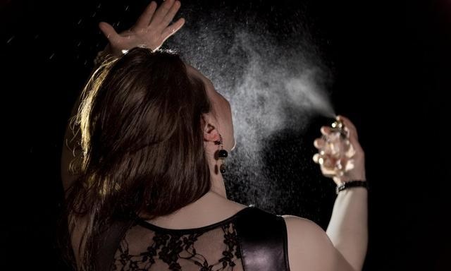 女人噴香水時，2個習(xí)慣會很“掉價”，大牌香水也躲不過