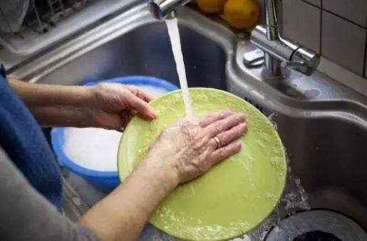 用“它”來(lái)洗碗，去污能力強(qiáng)，還不傷手，以后家里不用買(mǎi)洗潔精了