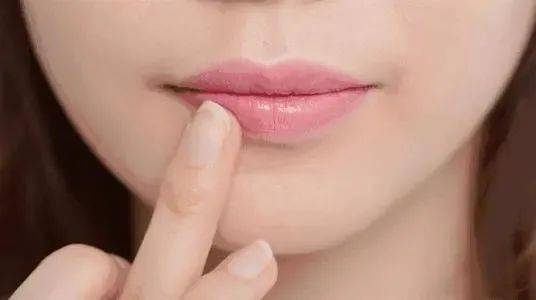 不變“干唇星人”，你知道怎么挑選潤(rùn)唇膏嗎？